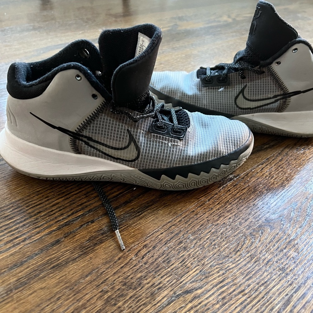 Laurie Nike great condition ladies size 7 basketball sneakers